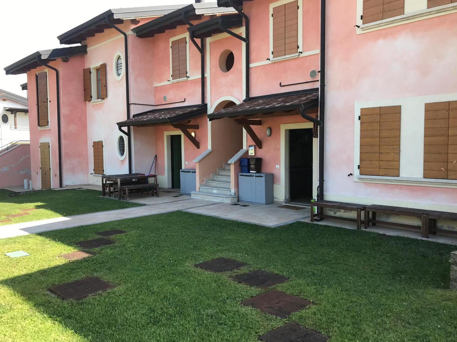 The Flowers - Apartments With Private Garden In Residence With Pool Manerba del Garda Eksteriør bilde